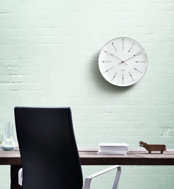 Bankers Wanduhr von Rosendahl Timepieces, 21 cm Durchmesser, an einer hellen Wand. Design-Klassiker für Büro und Wohnraum.